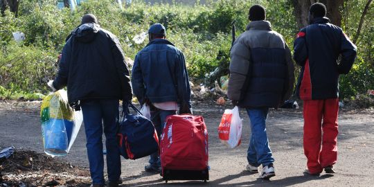 des-travailleurs-immigres-quittent-la-ville