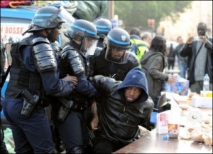 lent-un-homme-lors-de-l-evacuation-des-salaries-sans-papiers-dont-beaucoup-d-africains-qui-occupaient-les-marches-de-l-opera-bastille-le-3-juin-2010-a-paris